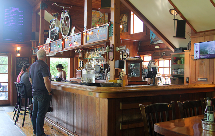 ワシントン州ベインブリッジアイランド(Bainbridge Island)Harbour Public House 店内