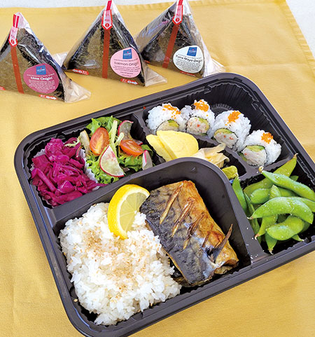 サバの弁当とおにぎり