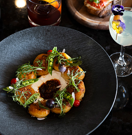 モッツァレラチーズ入りのニョッキに季節の野菜を添えた「Nduja Mozarella Stuffed Gnocchi」（$34）。
